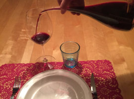 Häll upp vinet och lufta i karaff en timme så smakar rödvinet ofta bättre.